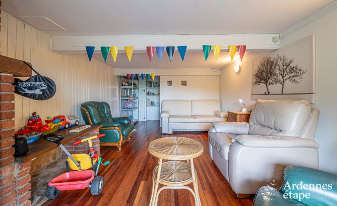 Gemtliches Chalet in Tenneville fr 4 Personen/3 Erwachsene mit 2 Schlafzimmern, Spielzimmer, Babyecke und Panoramablick