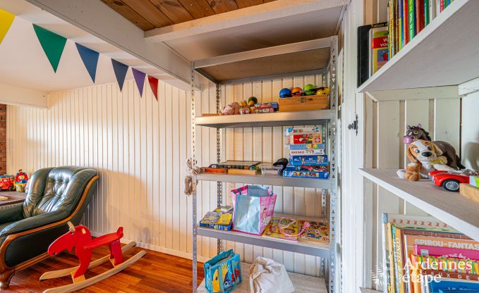 Gemtliches Chalet in Tenneville fr 4 Personen/3 Erwachsene mit 2 Schlafzimmern, Spielzimmer, Babyecke und Panoramablick