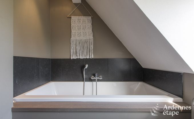 Gerumiges Ferienhaus fr 9 Personen in Tinlot mit 4 Schlaf- und Badezimmern, Schwimmbad, Privatgarten und Spielmglichkeiten