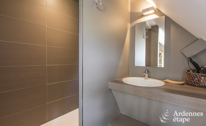 Gerumiges Ferienhaus fr 9 Personen in Tinlot mit 4 Schlaf- und Badezimmern, Schwimmbad, Privatgarten und Spielmglichkeiten