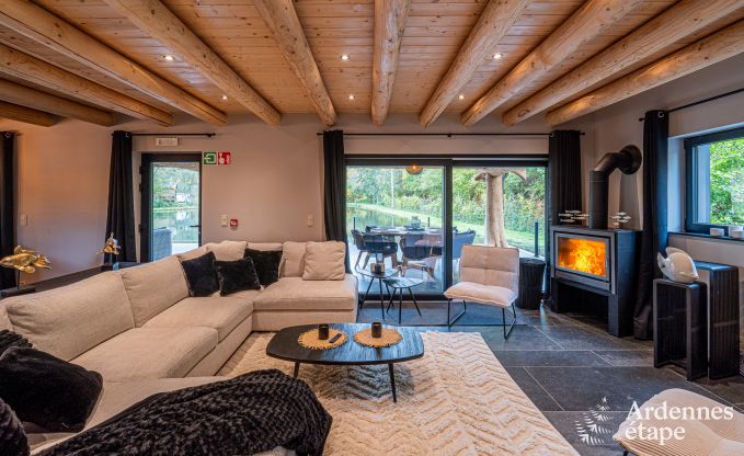 Gerumiges Chalet fr 8 Personen in Trois-Ponts mit Innen-Auenschwimmbad, Sauna und privater Terrasse am Wasser