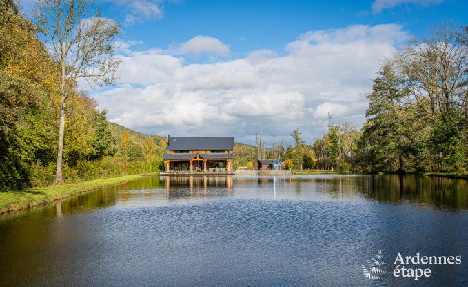 Gerumiges Chalet fr 8 Personen in Trois-Ponts mit Innen-Auenschwimmbad, Sauna und privater Terrasse am Wasser