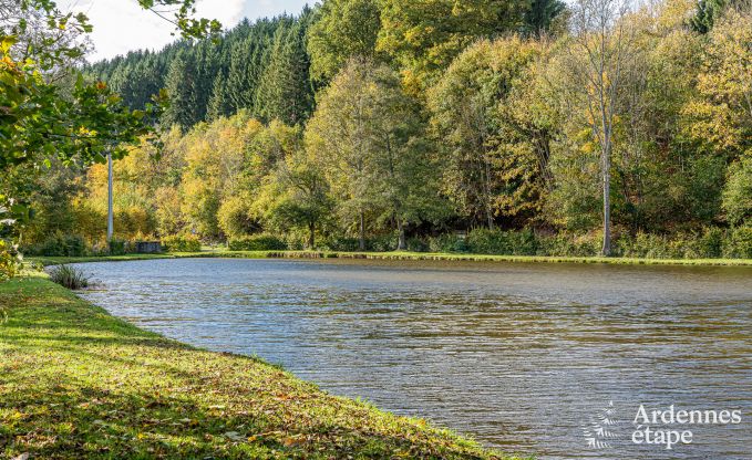 Gerumiges Chalet fr 8 Personen in Trois-Ponts mit Innen-Auenschwimmbad, Sauna und privater Terrasse am Wasser