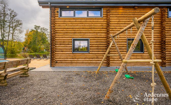 Gerumiges Chalet fr 8 Personen in Trois-Ponts mit Innen-Auenschwimmbad, Sauna und privater Terrasse am Wasser