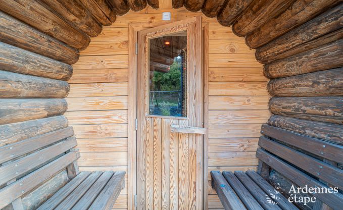 Gerumiges Chalet fr 8 Personen in Trois-Ponts mit Innen-Auenschwimmbad, Sauna und privater Terrasse am Wasser