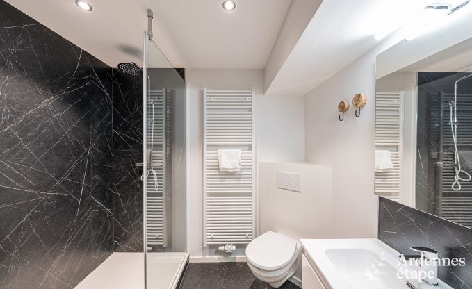 Gerumiges Chalet fr 8 Personen in Trois-Ponts mit Innen-Auenschwimmbad, Sauna und privater Terrasse am Wasser