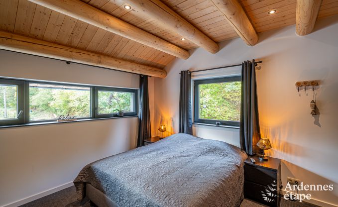 Gerumiges Chalet fr 8 Personen in Trois-Ponts mit Innen-Auenschwimmbad, Sauna und privater Terrasse am Wasser