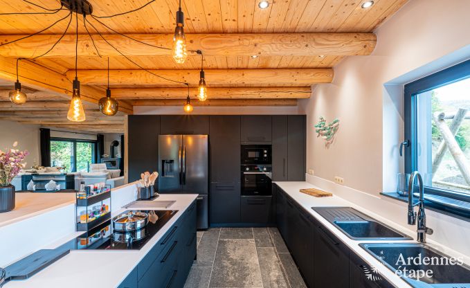 Gerumiges Chalet fr 8 Personen in Trois-Ponts mit Innen-Auenschwimmbad, Sauna und privater Terrasse am Wasser