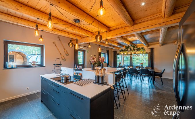 Gerumiges Chalet fr 8 Personen in Trois-Ponts mit Innen-Auenschwimmbad, Sauna und privater Terrasse am Wasser