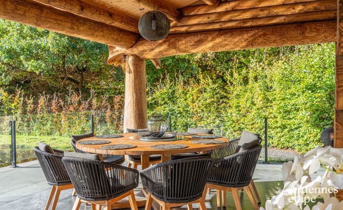 Gerumiges Chalet fr 8 Personen in Trois-Ponts mit Innen-Auenschwimmbad, Sauna und privater Terrasse am Wasser