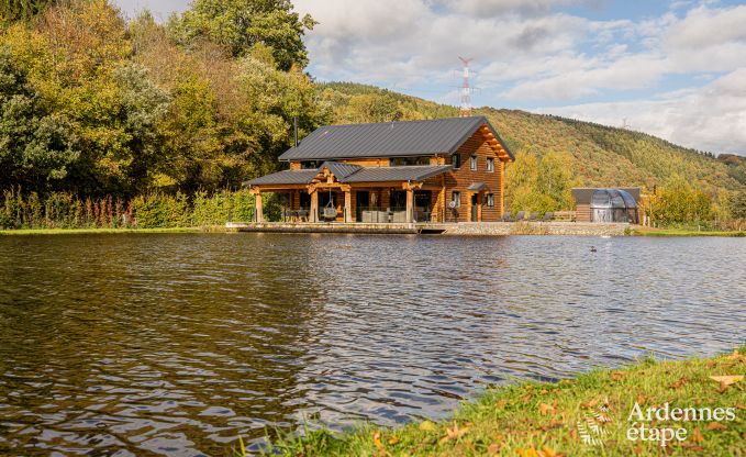 Gerumiges Chalet fr 8 Personen in Trois-Ponts mit Innen-Auenschwimmbad, Sauna und privater Terrasse am Wasser