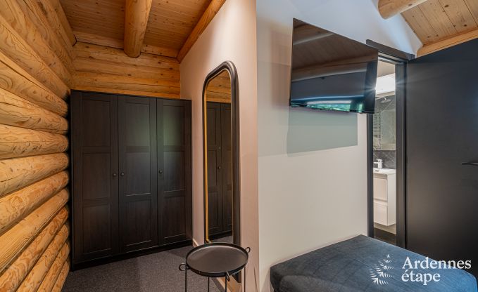 Gerumiges Chalet fr 8 Personen in Trois-Ponts mit Innen-Auenschwimmbad, Sauna und privater Terrasse am Wasser