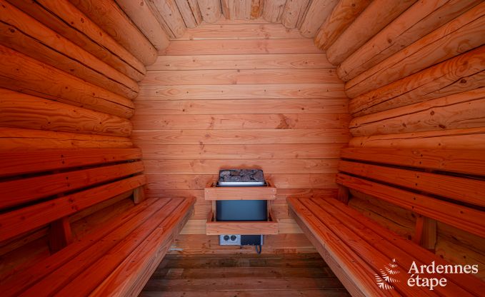 Gerumiges Chalet fr 8 Personen in Trois-Ponts mit Innen-Auenschwimmbad, Sauna und privater Terrasse am Wasser