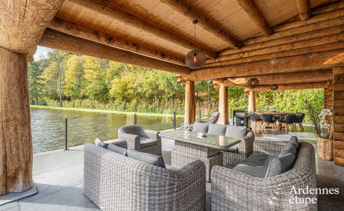 Gerumiges Chalet fr 8 Personen in Trois-Ponts mit Innen-Auenschwimmbad, Sauna und privater Terrasse am Wasser