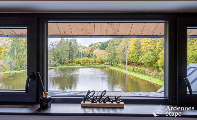 Gerumiges Chalet fr 8 Personen in Trois-Ponts mit Innen-Auenschwimmbad, Sauna und privater Terrasse am Wasser