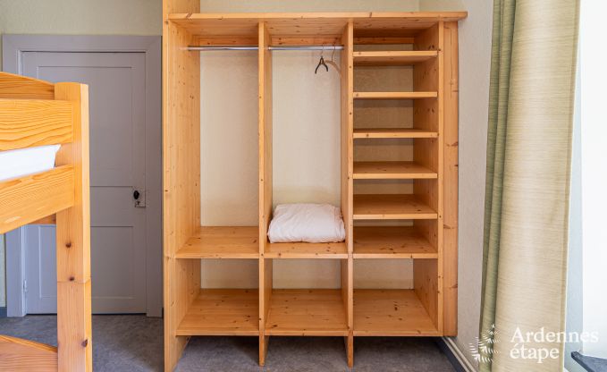 Ferienhaus in Vencimont, Ardennen, 12 Personen, 4 Schlafzimmer, privater Sauna, Billard, Garten am Wasser