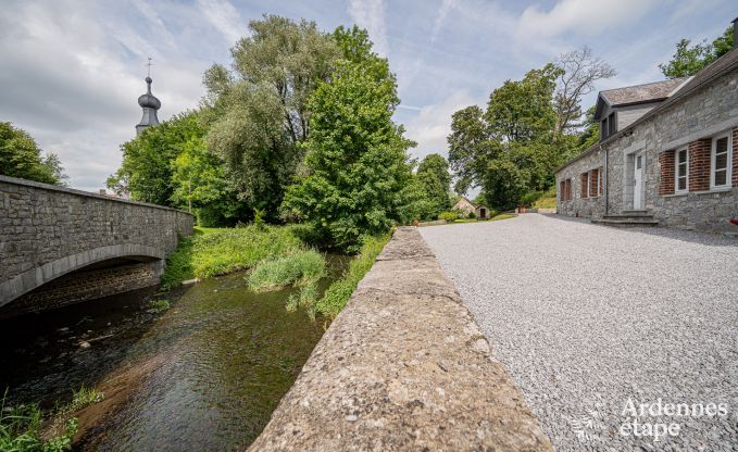 Luxuris eingerichtetes Ferienhaus in Virelles fr 9 Personen mit offenem Kamin