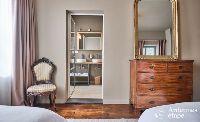 Zauberhafter Aufenthalt in den Ardennen: Schloss in Vresse-sur-Semois mit Pool, 8 Schlafzimmer fr 15 Personen