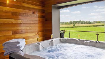  Entspannen im Jacuzzi